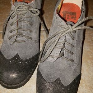 BC laced suede pumps